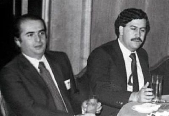 Fotografia histórica de Alberto Santofimio con Pablo Escobar en los años 80. Actualmente el exsenador cumple una condena de 24 años de prisión por el asesinato intelectual de Luis Carlos Galán.