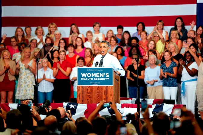 Ante un público mayoritariamente femenino en Denver, Obama defendió su polémica reforma sanitaria.