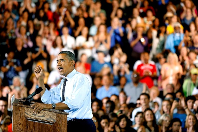 "No creo que una madre trabajadora en Denver tenga que esperar para hacerse una mamografía solamente por escasez de dinero o que una estudiante tenga que elegir entre comprar libros de texto o la cobertura anticonceptiva", subrayó Obama.