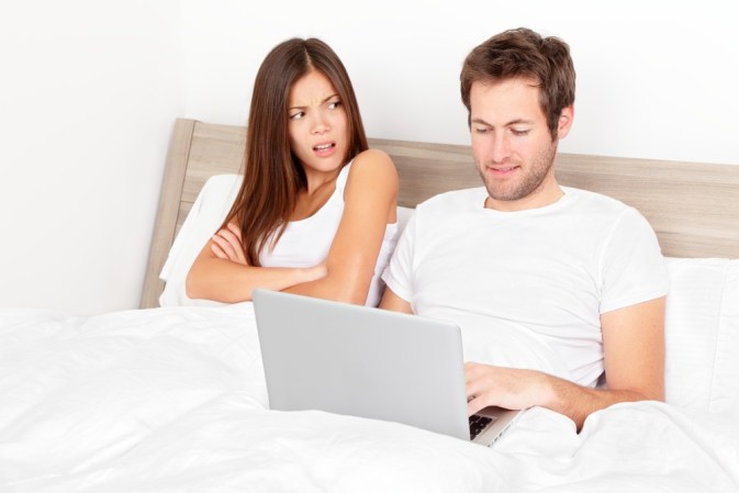 Puede ser que ese hombre que te vuela el corazón y con quien tienes un buen feeling está abocado exclusivamente a su carrera profesional o a sus estudios y que no le quede más tiempo para nada. Él insiste en que sí, en que quiere seguir viéndote, que podrían acomodarse... No te engañes. Está en un momento distinto en la vida. Búscate a uno que te abrace y pueda pasar horas y horas contigo.