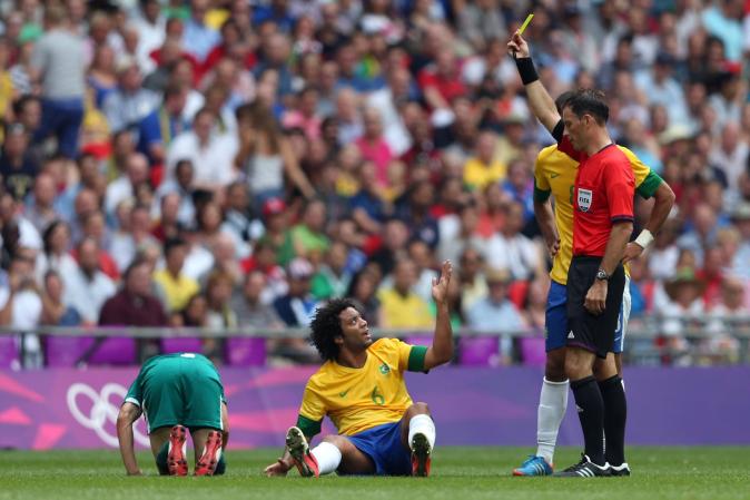 Marcelo, de Brasil, recibe una amonestación por una fuerte entrada sobre Peralta