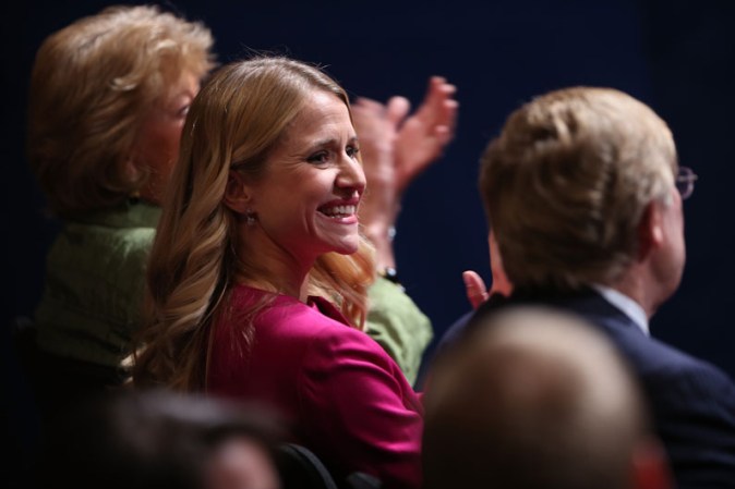 Janna Ryan, esposa de Paul Ryan, lista para el inicio del debate.