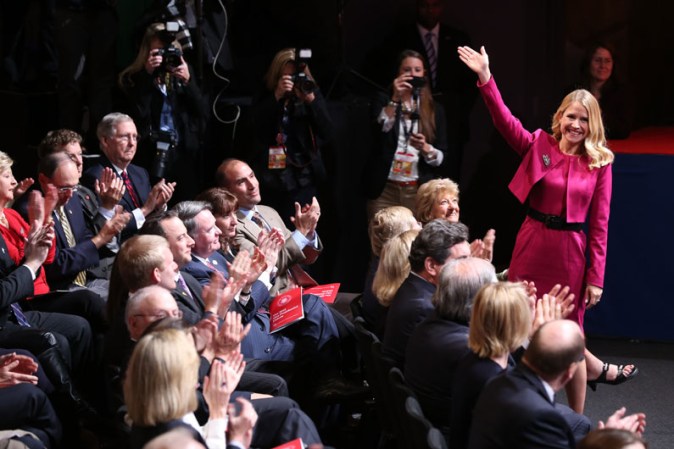 La esposa de Paul Ryan a su llegada al lugar del debate saluda a los presentes.
