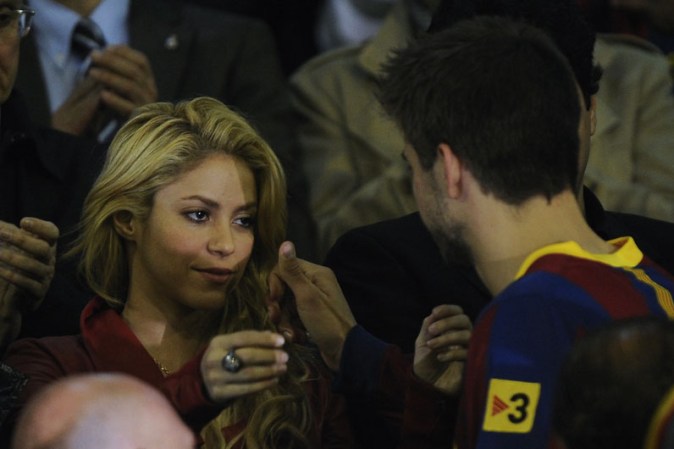 En esta imagen se ve a Shakira dando consuelo a su novio luego de que su equipo cayera ante el Real Madrid.