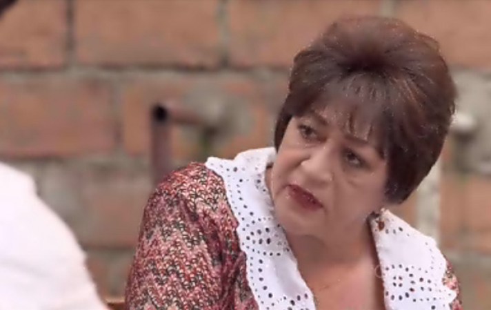Doña Enelia, sabía en qué pasos andaba su hijo, pero más de una de vez, lo reprimió por hacerse notar, e incluso le incitó a volver a la cárcel, en una de las varias ocasiones en que fue detenido y escapó.