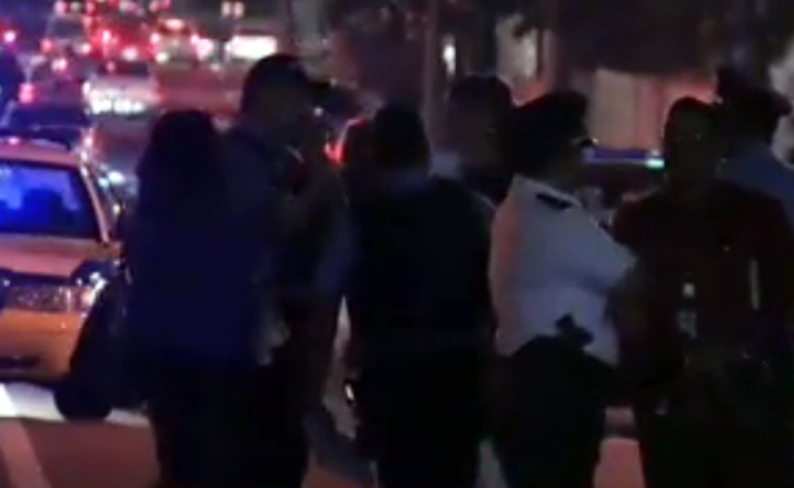 Al menos un hombre abrió fuego el martes sobre el vehículo en la ciudad de Bayamón, dijo la policía.