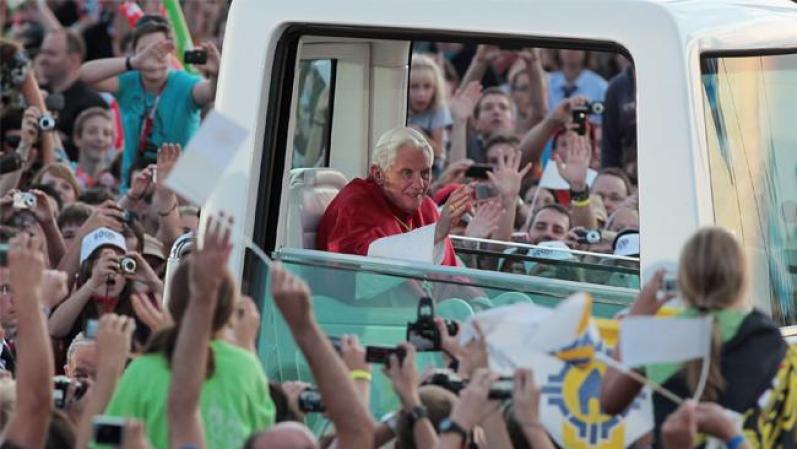 Benedicto pidió perdón y oró con víctimas en todo el planeta y prometió asegurarse que esoscrímenes no volvieran a ocurrir jamás.