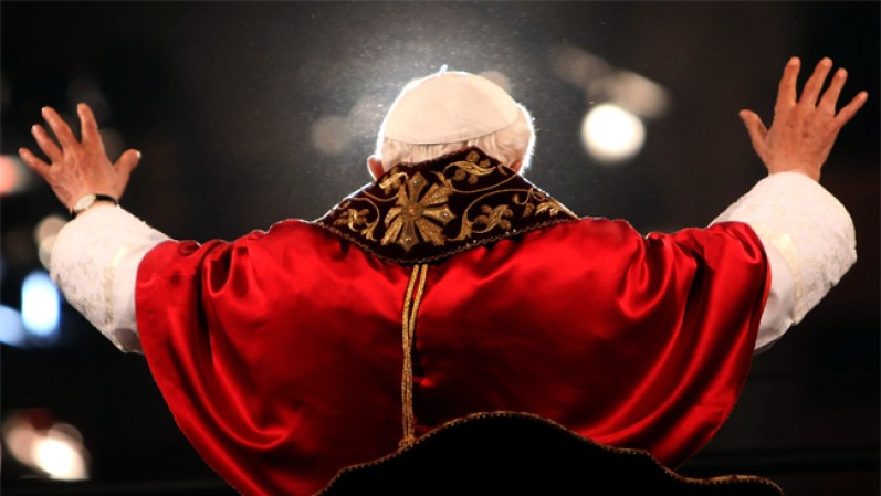 Benedicto XVI levanto una singular polémica, por recibir unos zapatos rojos de manos de Adriano Stefanelli.
