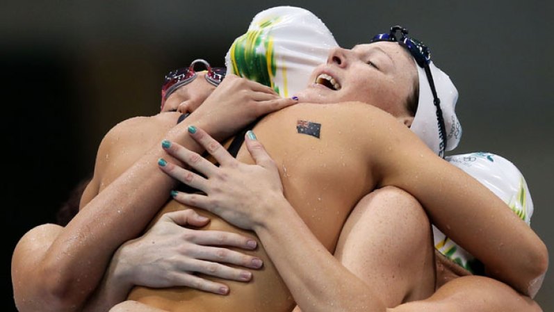 Cate Campbell lleva su bandera en todo momento. Es integrante del equipo de natación olímpico de Australia.