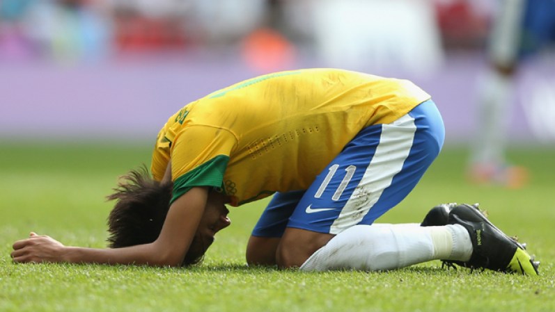 Neymar, de Brasil, no puede creer que el equipo mexicano les ha ganado.