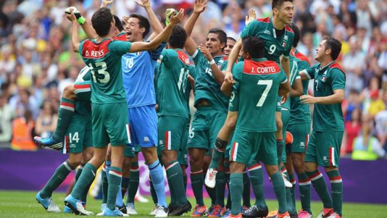 Los jugadores mexicanos celebran tras ganar oro en la final de futbol de Londres 2012.
