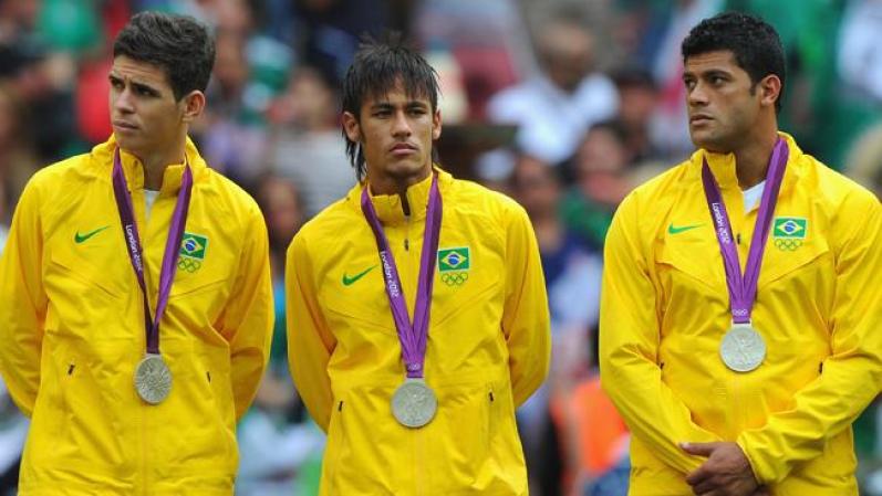 Oscar, Neymar y Hulk, de Brasil, no se vieron tan complacidos con la plata.