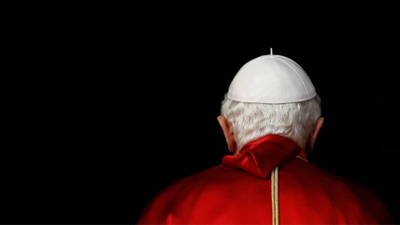 El Vaticano tuvo que aclarar los rumores del calzado tan controversial y dejar en claro que los zapatos no eran de la marca italiana Prada.