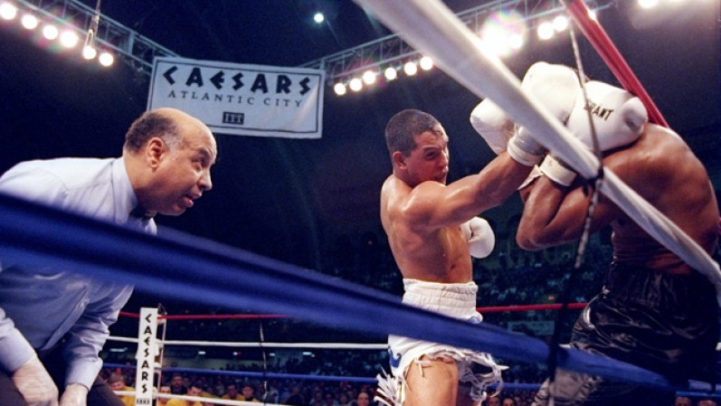 El 1 de marzo de 1997, Héctor "Macho" Camacho manda a Sugar Ray Leonard a las cuerdas mientras el arbitro Joe Cotez observa la acción durante una pelea en Atlantic City, Nueva Jersey. Camacho ganó la pelea en el quinto round.