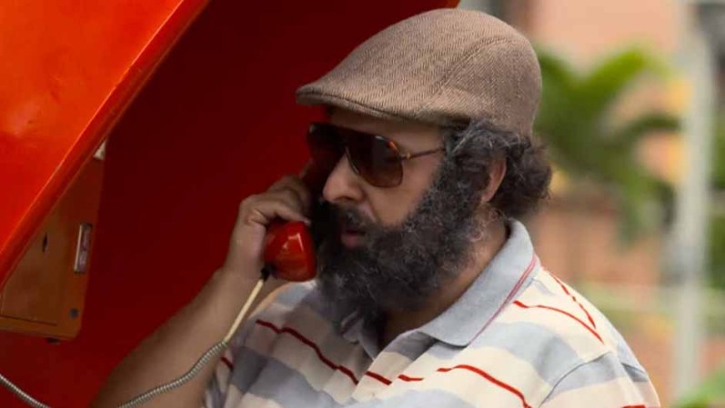 Desde un teléfono público, Escobar llama Antonini, quien en tiempos anteriores quiso colaborar con él.