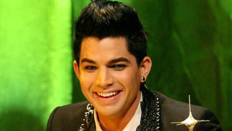 La estrella de "American Idol" Adam Lambert reconoce que es gay y dice que eso no debería sorprenderle a nadie. Es el número 5 en la lista de los 50 más influyentes de la revista Out.