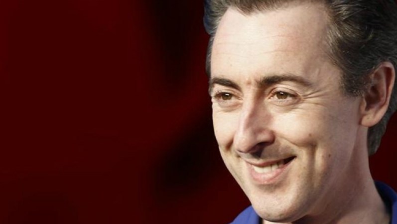 Alan Cumming, de origen escocés, es actor, cantante, director, productor, etc. Lo recordarán en películas como "X-Men United" o "Burlesque".