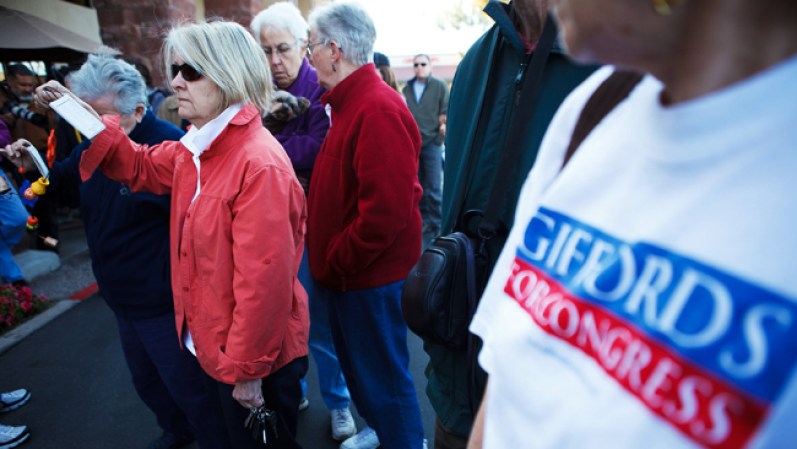 Seis personas murieron, incluyendo una niña de nueve años que había nacido el 11 de septiembre del 2001, un juez federal y un miembro del personal de Giffords. Otras 13 personas resultaron lesionadas, incluida Giffords.