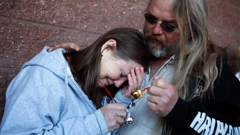 Los presentes hicieron sonar campanitas, se abrazaron y lloraron en el momento en que ocurrió el tiroteo. Muchos inclinaron la cabeza y oraron.