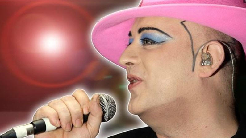 Boy George, el cantante británico que siempre tuvo una imagen andrógina, no fue abierto sino hasta que en su biografía habla de su relación con el baterista de Culture Club, John Moss.