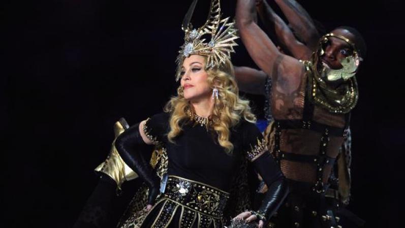 La reina del pop salió vestida con una capa dorada, sentada sobre una gran carroza, para interpretar cuatro de sus temas.
