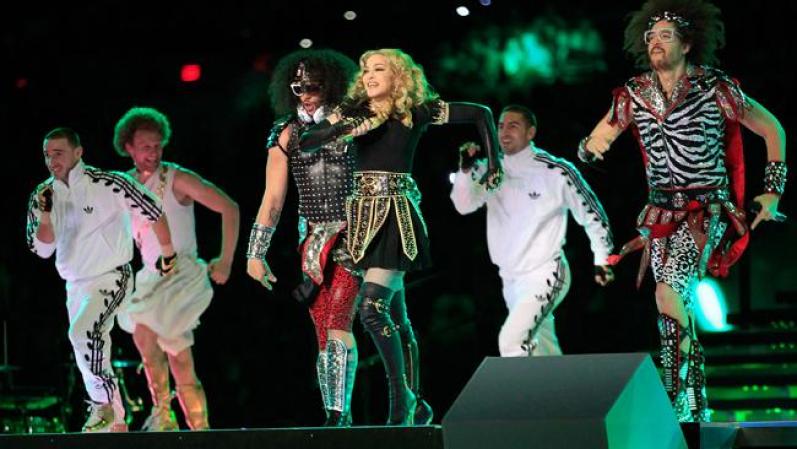 Junto a los bailarines, la chica controversial y fuera de lo común, salió a flote y se llevó todos los aplausos.