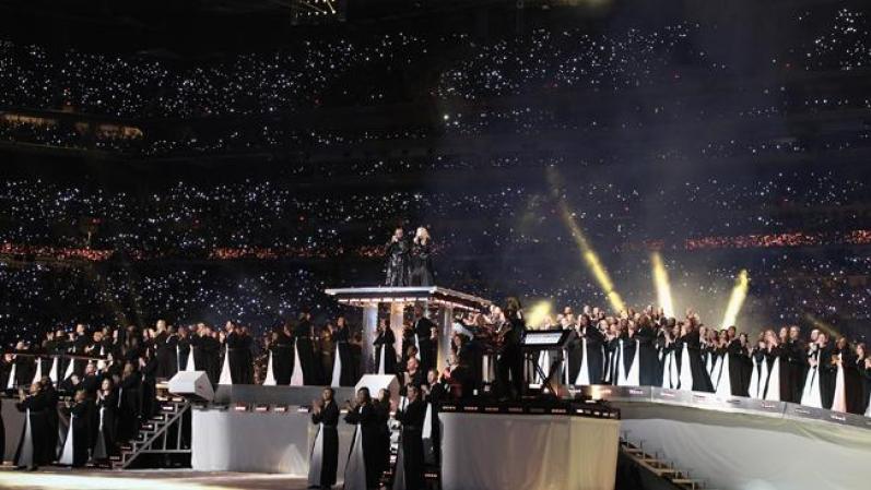 Uno de los momentos más memorables, cuando decenas de bailarines acompañaron a Madonna mientras interpretaba uno de los temas más populares. Las tribunas se encendieron con miles de linternas, parecía un cielo tapizado de estrellas.