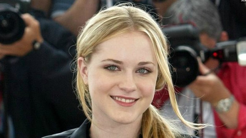 Evan Rachel Woods, la actriz de la serie "True Blood", respondió con un fuerte sí cuando se le preguntó si era bisexual en la edición de mayo del 2011 de la revista Squire.