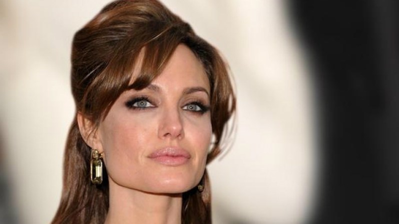 Angelina Jolie se dice bisexual: Me habría casado con Jenny Shimizu si no lo hubiera hecho con mi marido Johnny Lee Miller. De sobra sabemos que ahora está casada con Brad Pitt.