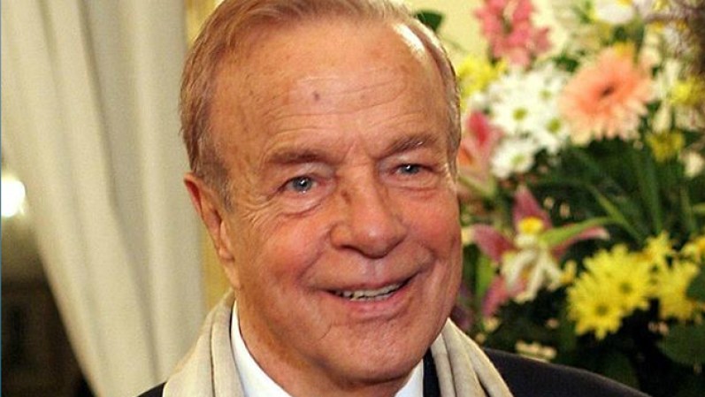 Franco Zeffirelli, el cineasta italiano, dirigió filmes como "Jesús de Nazaret" en 1977. Es criticado por la comunidad gay por su adhesión al catolicismo y por los católicos, por los personajes bíblicos distorsionados en sus películas.