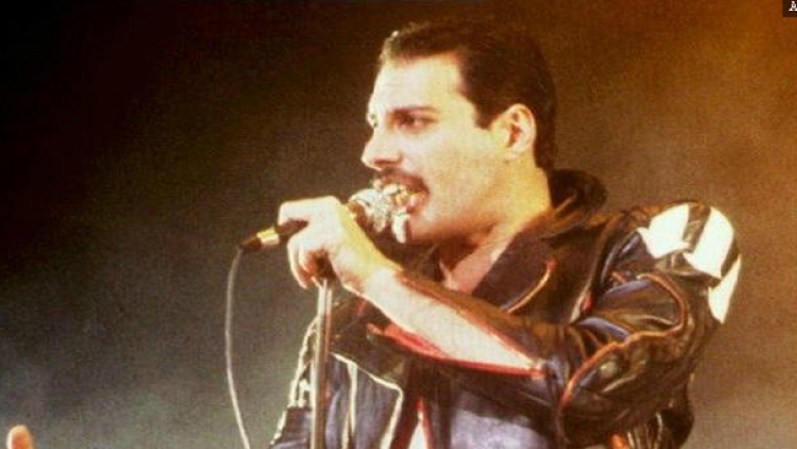 Freddy Mercury es considerado uno de los mejores cantautores de rock y es uno de los primeros íconos gay. Murió por complicaciones derivadas del sida en 1991. Su verdadero nombre fue Farrokh Bulsar, de origen farsi, nacido en Zanzíbar y creció en India antes de mudarse a Inglaterra, donde se hizo famoso como vocalista de Queen.