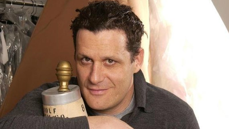 Isaac Mizrahi, este diseñador y director de la marca Liz Claiborne, además es estrella de programas de televisión.