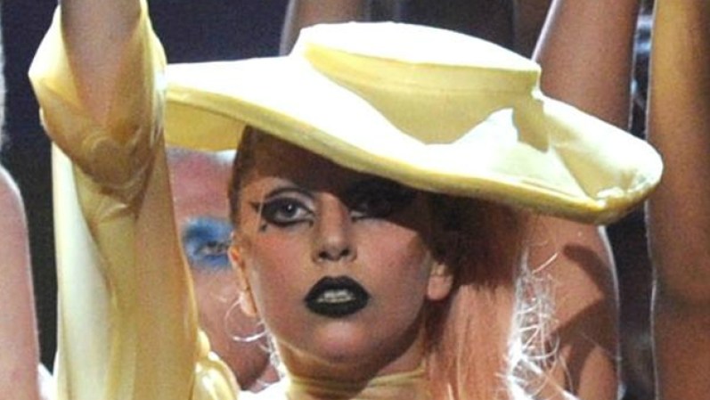 Lady Gaga, bautizada Stefani Joanne Angelina Germanotta, afirma que su canción "Poker Face" hace referencia a su bisexualidad.
