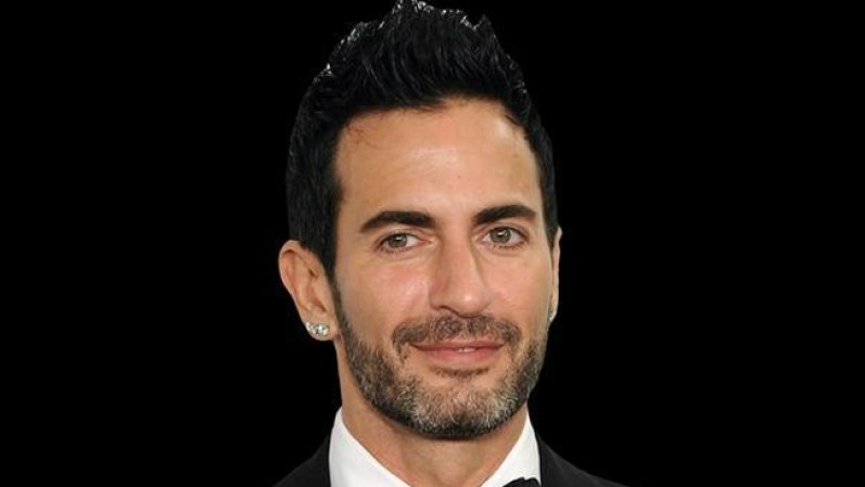 Marc Jacobs, diseñador estadounidense y actual director de Louis Vuitton. En el 2009 fue el número 15 en la lista de personas gay más importantes de la revista OUT.