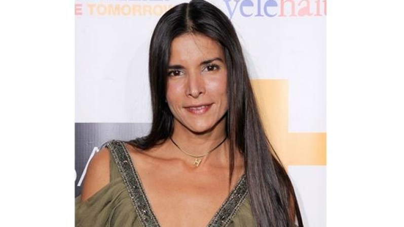 Patricia Velásquez, actriz y modelo venezolana. De acuerdo a Wikipedia mantuvo una relación con la comediante Sandra Bernhard. Según un tabloide, ella se declaró bisexual.