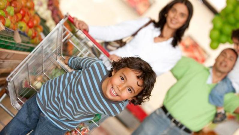 A pesar de la recesión, las familias latinas de Estados Unidos que ganan $50,000 o más, están creciendo a un ritmo más rápido que el total de hogares.<br />Fuente: Nielsen