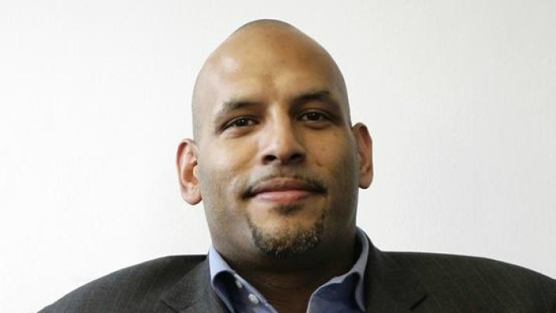 John Amaechi, ex basquetbolista profesional de la NBA que salió del clóset.