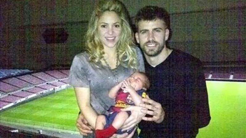 ¡El primer retrato de la feliz familia! ¿dónde? en el Camp Nou, el estadio del Barcelona.