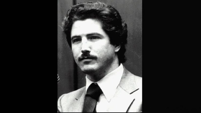 Junto con su primo Angelo Buono, Kenneth Bianchi formó el dúo de asesinos llamado los "Hillside Stranglers". Se dedicaban a secuestrar a mujeres en la zona de Los Angeles. Las violaron, las torturaron y las estrangularon entre los años 1977 y 1978 en las montañas que rodean esa ciudad californiana. Bianchi fue sentenciado a cadena perpetua en el estado de Washington por otros dos asesinatos que perpetró allí.