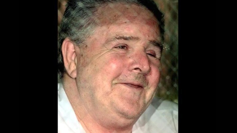 Un vagabundo que llegó a confesar hasta 3,000 homicidios, Henry Lee Lucas luego se retractó y se declaró inocente de todo. Sólo fue condenado por un asesinato en Texas. Las sospechas, sin embargo, permanecen y muchos piensan que mató a mansalva mientras rodaba por las carreteras del país. Murió de causas naturales mientras cumplía una condena perpetua en Texas en el 2001.