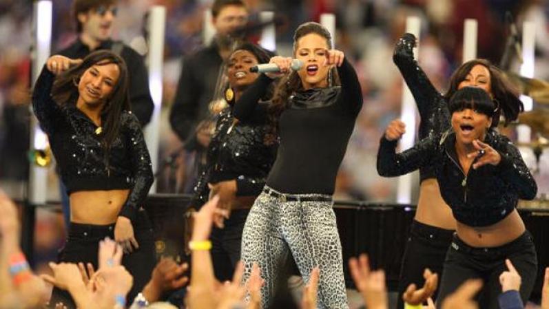 Alicia Keys animó el show previo al juego durante el Super Bowl XLII, 2008 en Arizona. En ese momento cantó algunos de sus hits como “Fallin’,” “If I Ain’t Got You,” y “No One”