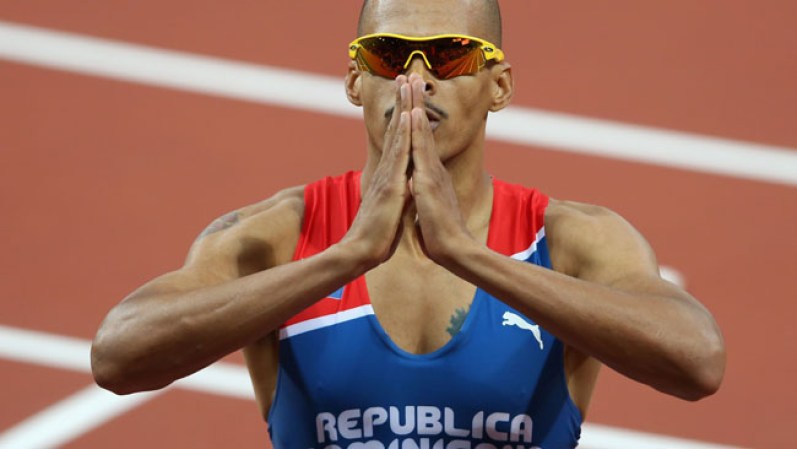 Día 10: El dominicano Félix Sánchez, se impuso en los 400m con vallas, llevándose la medalla de oro.