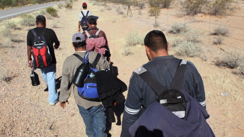 Inmigrantes indocumentados caminan por el desierto de Sonora, con la esperanza de cruzar a Estados Unidos.