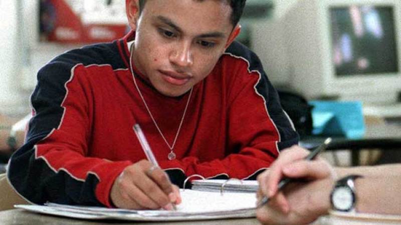 Hijos de indocumentados pagarían menos