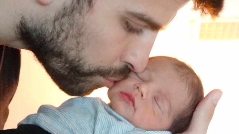 El 22 de enero nació Milan Piqué, y su padre difunde la foto pocos días después a través de su cuenta de Twitter.