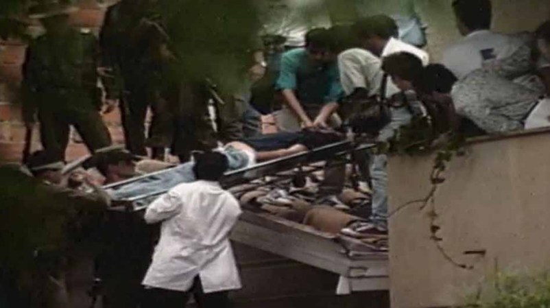 Imagen tomada de la vida real cuando Escobar es transportado en camilla tras ser abatido por la policía.