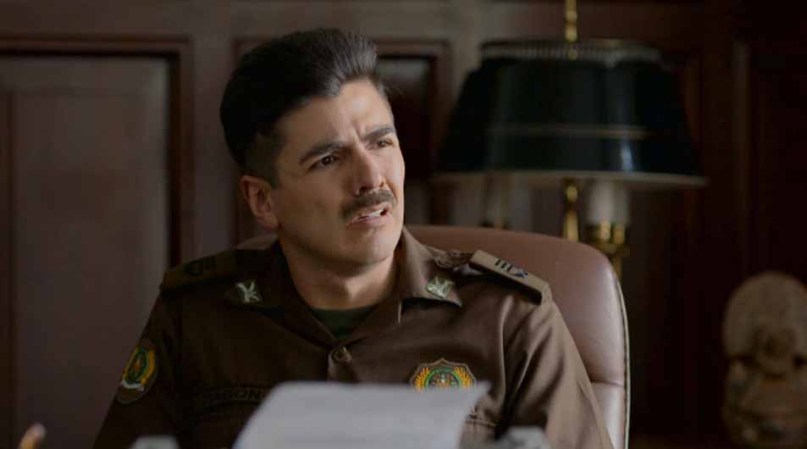 El coronel Becerra Pabón le pregunta al coronel Becerra cómo fue que dio con El Topo.