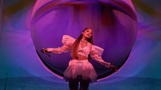 Ariana Grande se presenta en el escenario en una imagen de archivo.