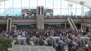 Miles_de_viajeros_llegan_al_aeropuerto_de_Denver.jpg