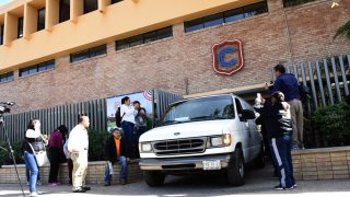 Vehículo del forense en la escuela donde hubo un tiroteo.